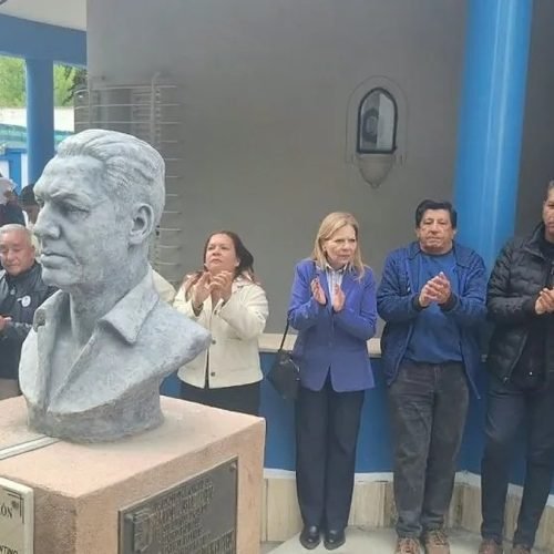 Dirigentes peronistas aplauden junto al busto de Perón en la sede del PJ sanjuanino