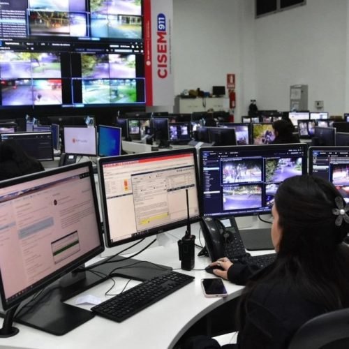 Operadores frente a varias pantallas con imágenes de cámaras de seguridad en la sala del CISEM 911