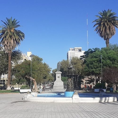 Plaza 25 de Mayo de la ciudad de San Juan, con su fuente, palmeras y la torre de la Catedral al fondo