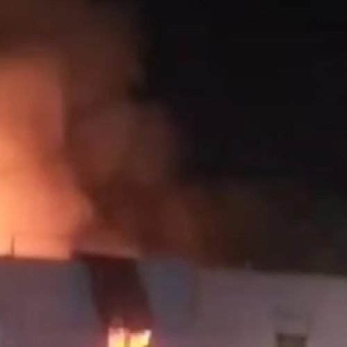 Llamas y humo salen de una vivienda de una planta durante la noche