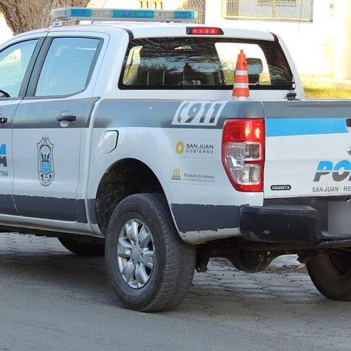 Camioneta blanca de la Policía de San Juan estacionada en una calle, vista desde atrás