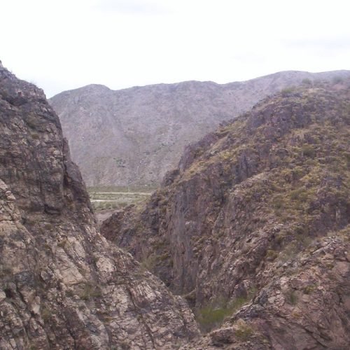 Quebrada de paredes rocosas entre cerros en Pedernal, Sarmiento