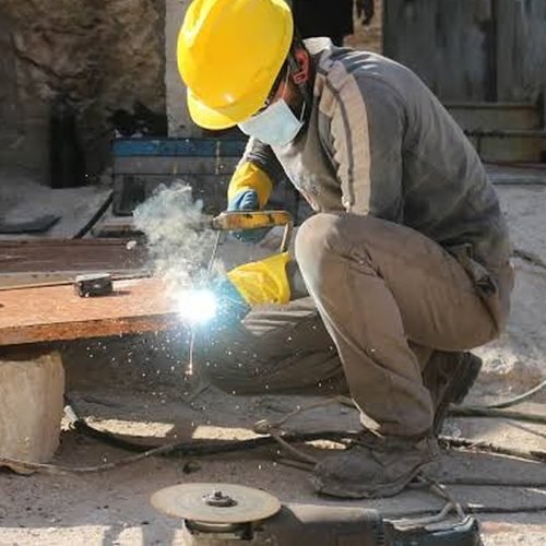 Trabajador en una práctica de soldadura