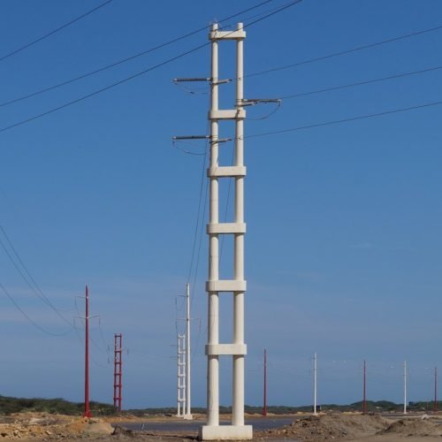 Postes y cables de un tendido eléctrico bajo el cielo azul