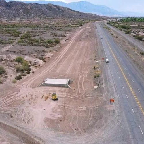 Vista aérea de la Ruta 40 Sur con trabajos de movimiento de suelo al costado