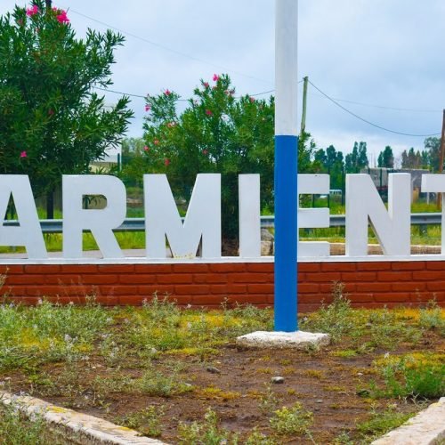 Letras corpóreas blancas con la palabra Sarmiento en un cantero