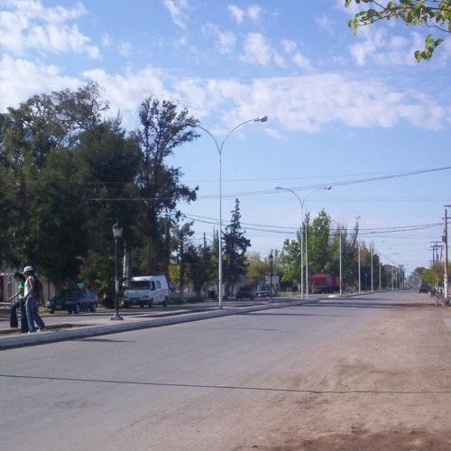 Avenida arbolada de Villa Media Agua en un día soleado