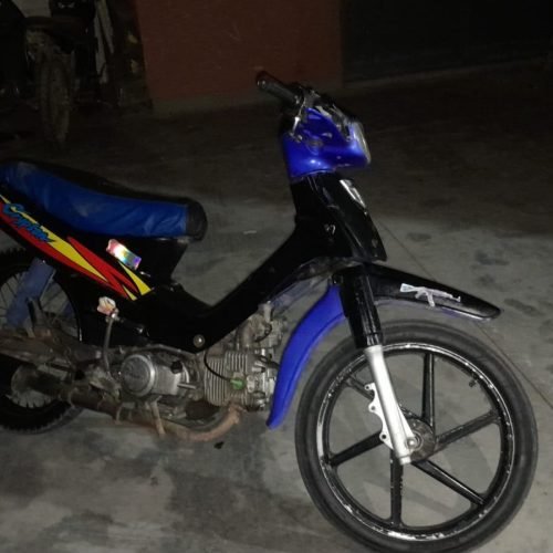 Yamaha Crypton azul y negra secuestrada por la Policía Caminera en Sarmiento