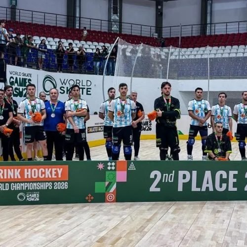 Jugadores y cuerpo técnico de la Selección argentina con la medalla de plata detrás del cartel 2nd Place 2026