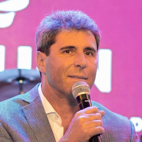 Sergio Uñac habla con un micrófono en la mano durante un acto