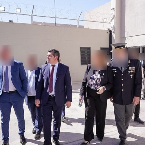 El gobernador Marcelo Orrego recorre con funcionarios y un oficial penitenciario un sector del Servicio Penitenciario Provincial