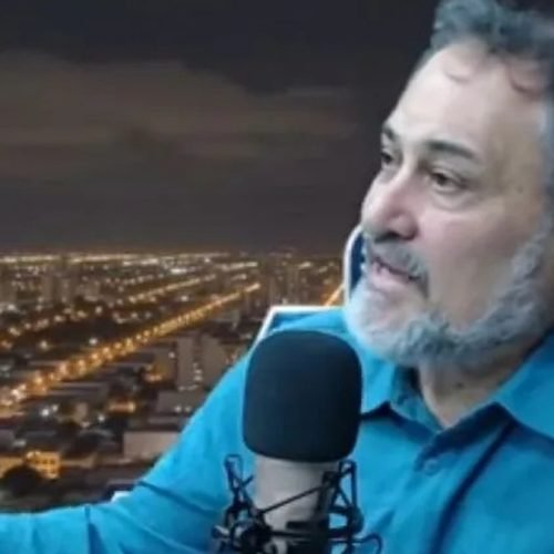 Silvio Pastore habla frente a un micrófono en un estudio de radio
