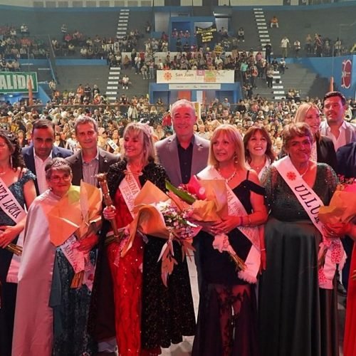 Candidatas departamentales con bandas en una edición anterior de la Fiesta Provincial de las Personas Mayores