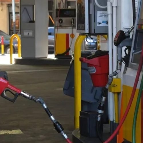 Un automóvil se carga de combustible en una estación de servicio